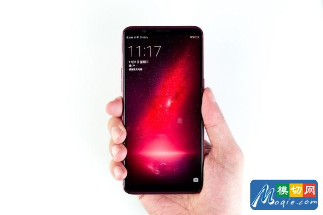 至此，便是OPPO R11s的全部拆解内容。通过本次拆解，我们发现，这代机型更厚了，但厚的非常有“分量”，不仅在尺寸几乎没有变化的情况下带来了更大的AMOLED全面屏，更出色的拍照效果，更大的电池以及更实用的拍照系统等，可以说OPPO 的产品经理是非常懂用户的，没有提升那些处理器，内存等更多停留在纸面数据的参数。如果让我说一个只有拆解才能发现的特性的话，我认为那就是该机保持了OPPO R系列一贯高水准的做工。